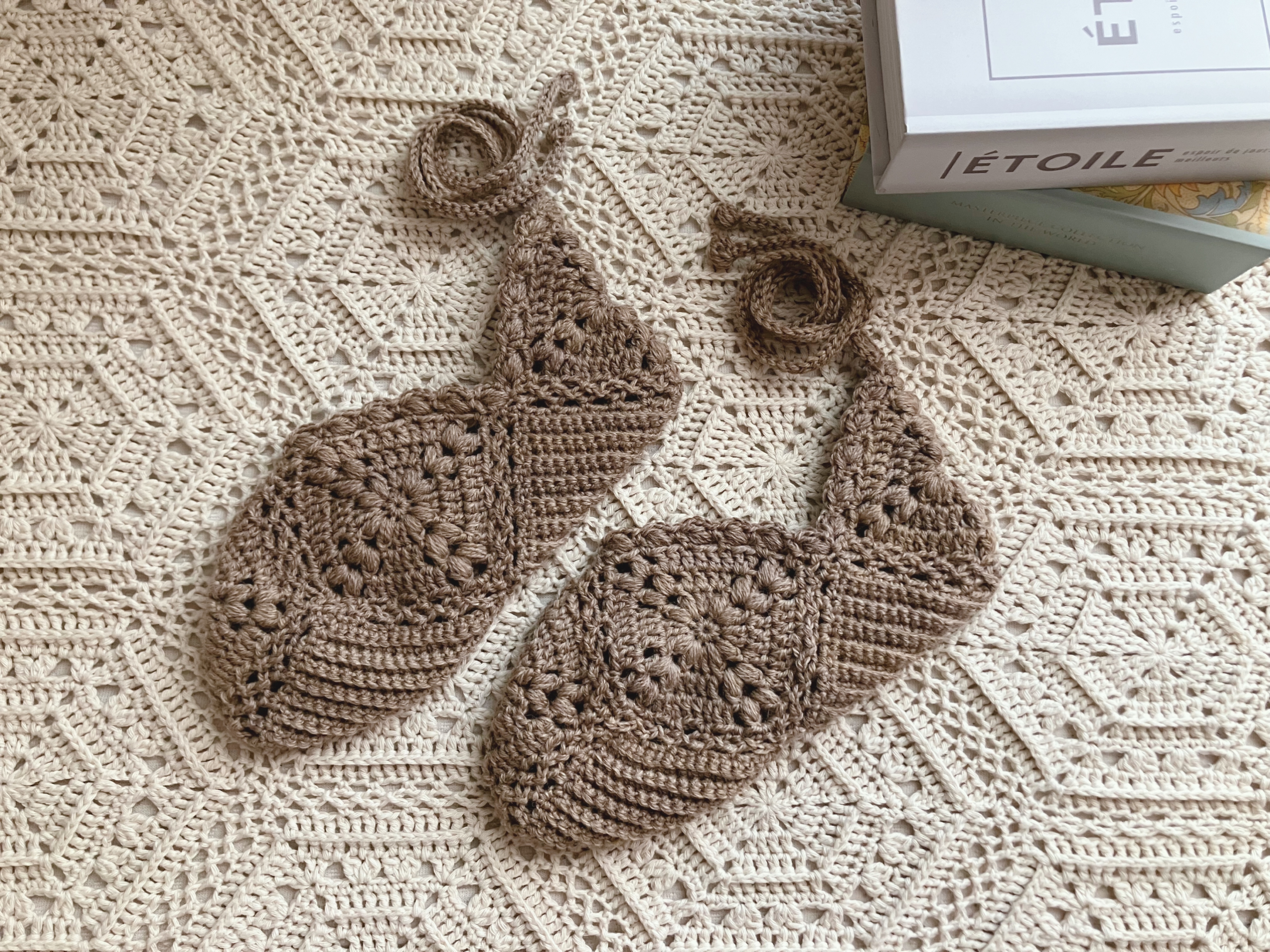 【PDF編み図付き】玉編みモチーフ繋ぎのルームシューズの作り方の紹介画像1