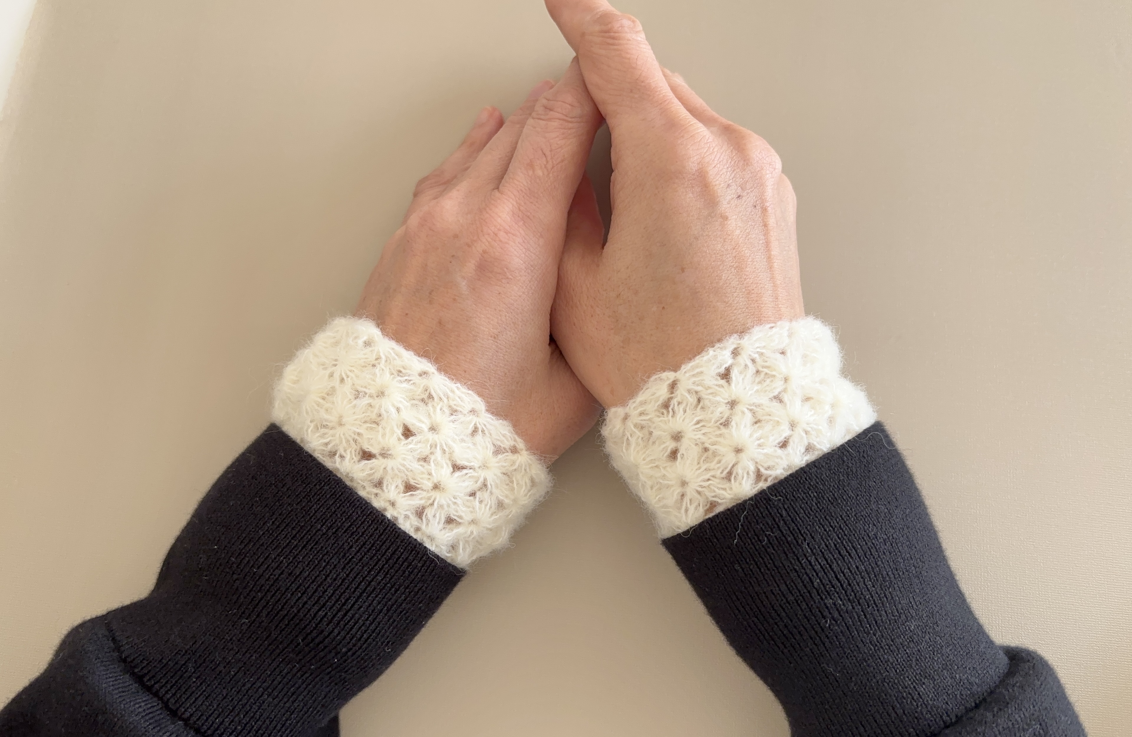 お花模様のリストウォーマーの編み方の紹介画像1