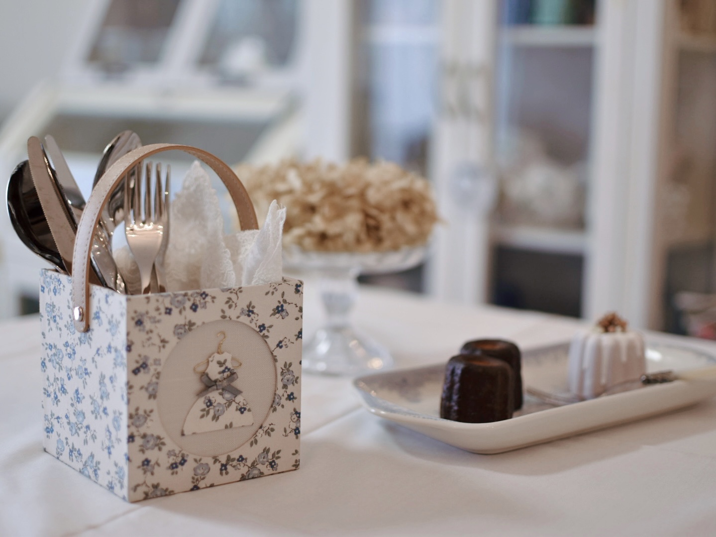 カルトナージュで作る☆ドレスでおめかしバスケット(ミニチュアハンガーレッスン付き)の紹介画像1