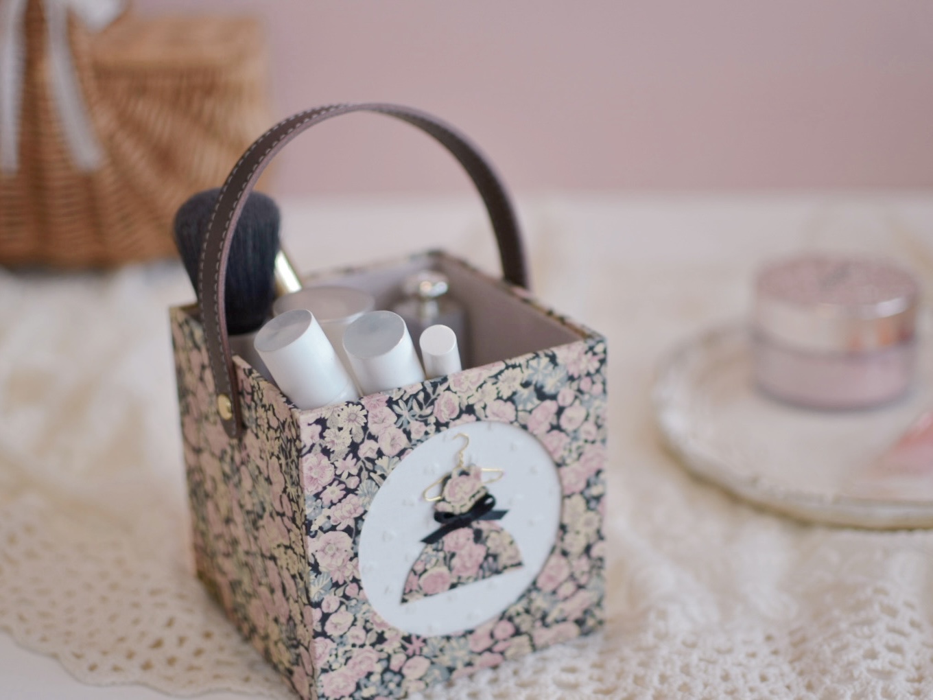 カルトナージュで作る☆ドレスでおめかしバスケット(ミニチュアハンガーレッスン付き)の紹介画像2