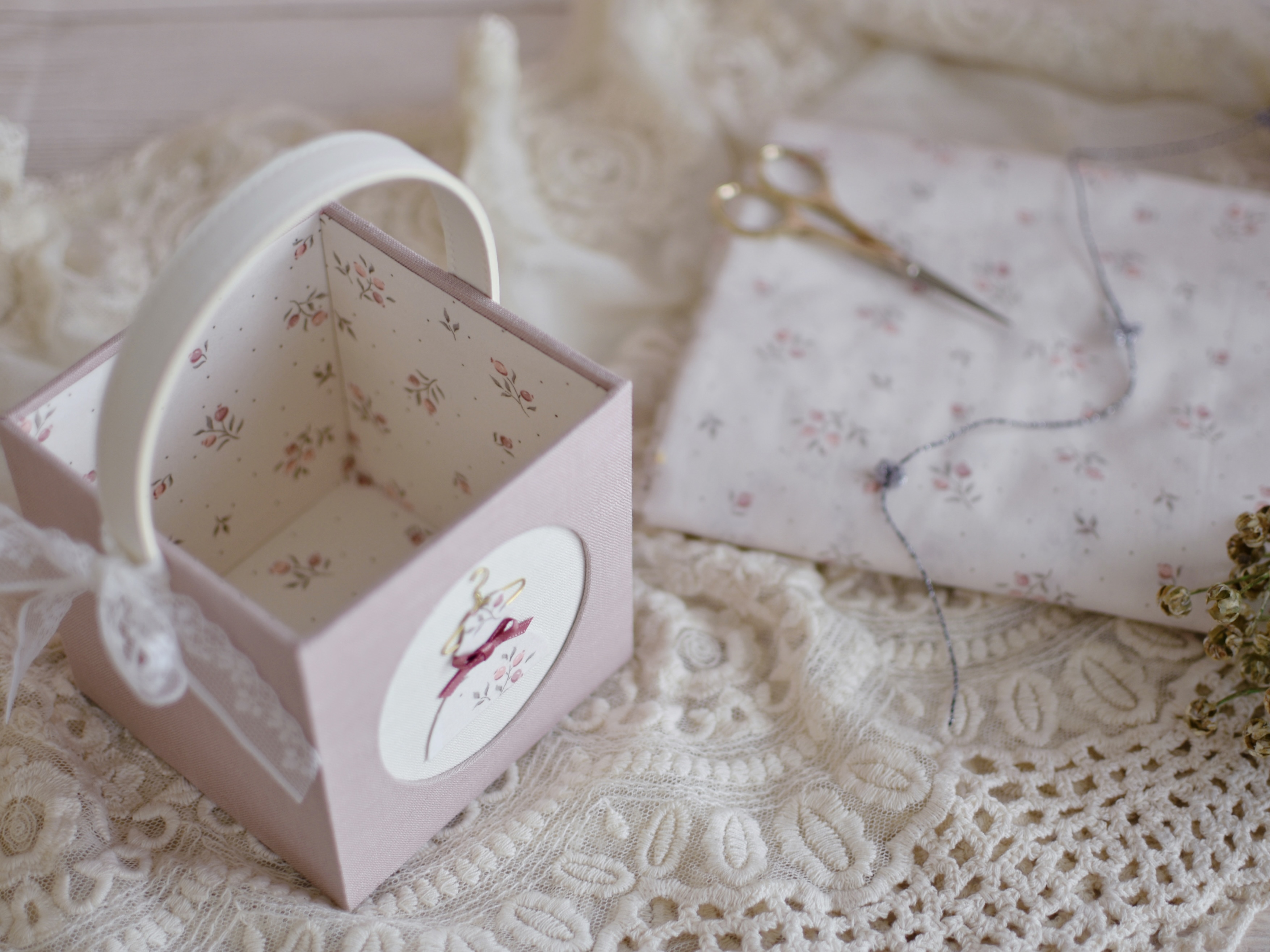 カルトナージュで作る☆ドレスでおめかしバスケット(ミニチュアハンガーレッスン付き)の紹介画像4