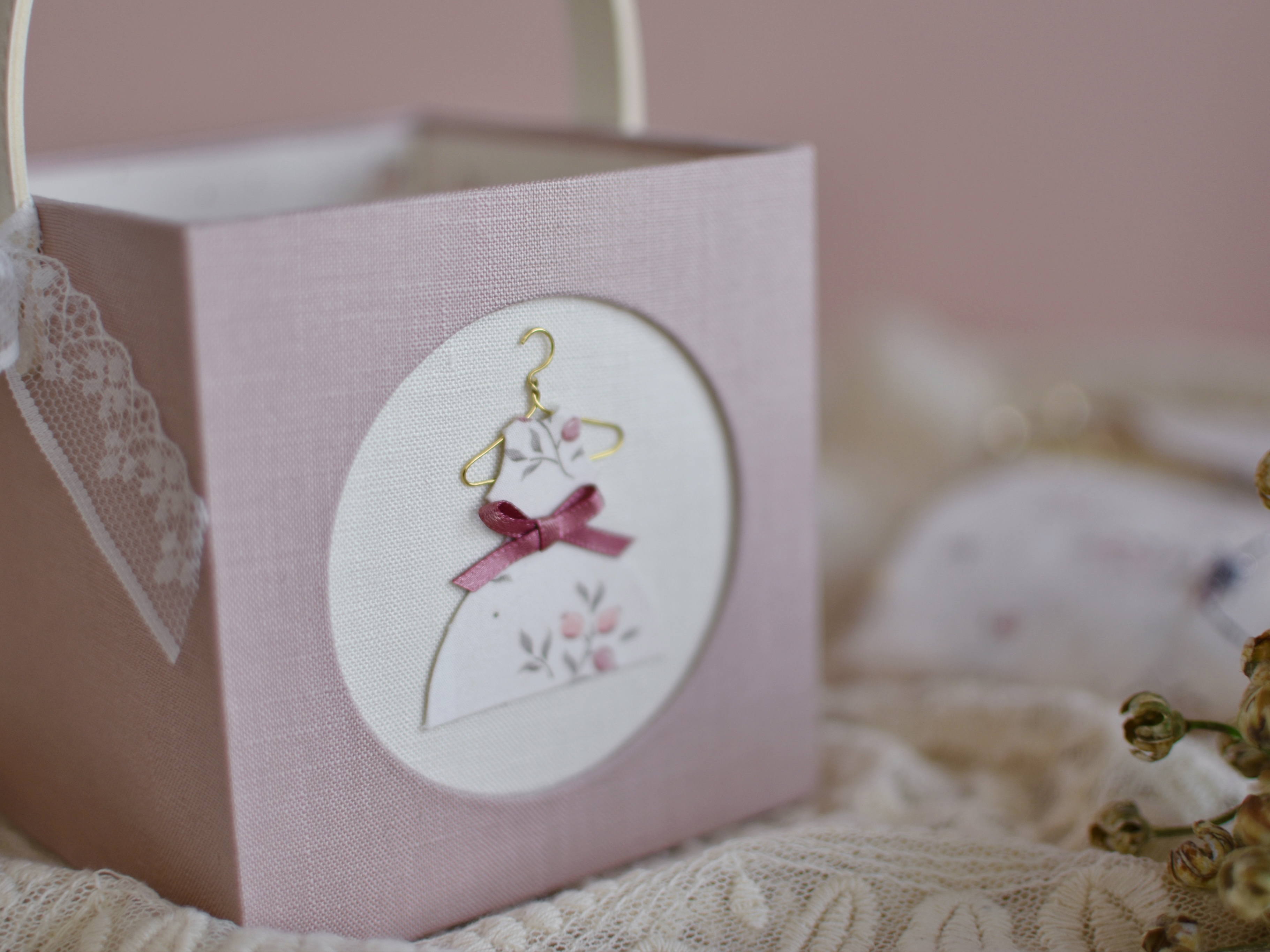 カルトナージュで作る☆ドレスでおめかしバスケット(ミニチュアハンガーレッスン付き)の紹介画像7