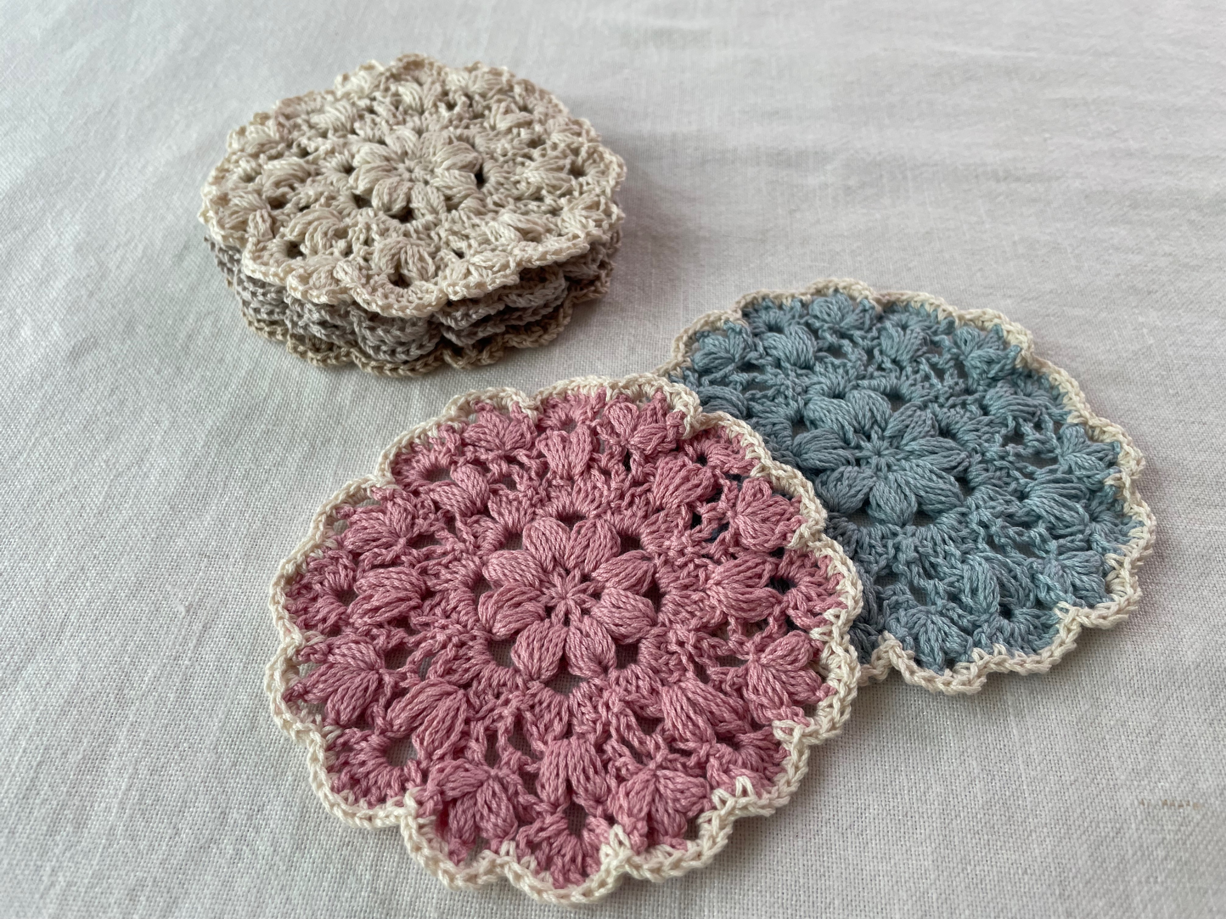 〈かぎ針編み〉レース糸で編む花モチーフコースターの編み方の紹介画像1