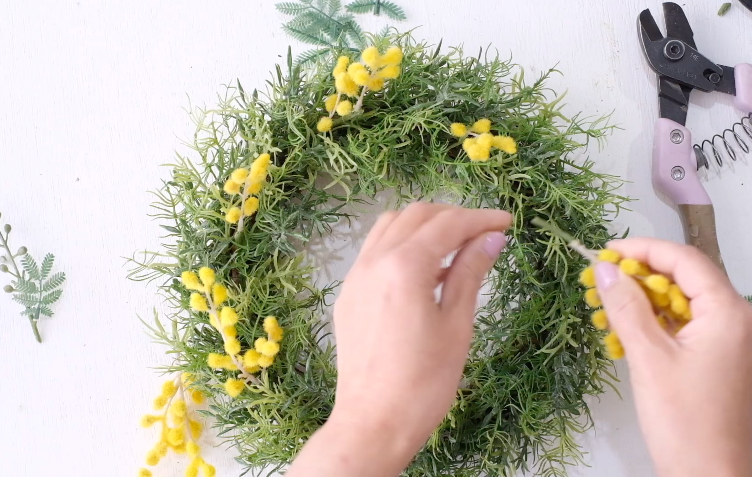 ふんわりグリーンとミモザのリースの紹介画像2