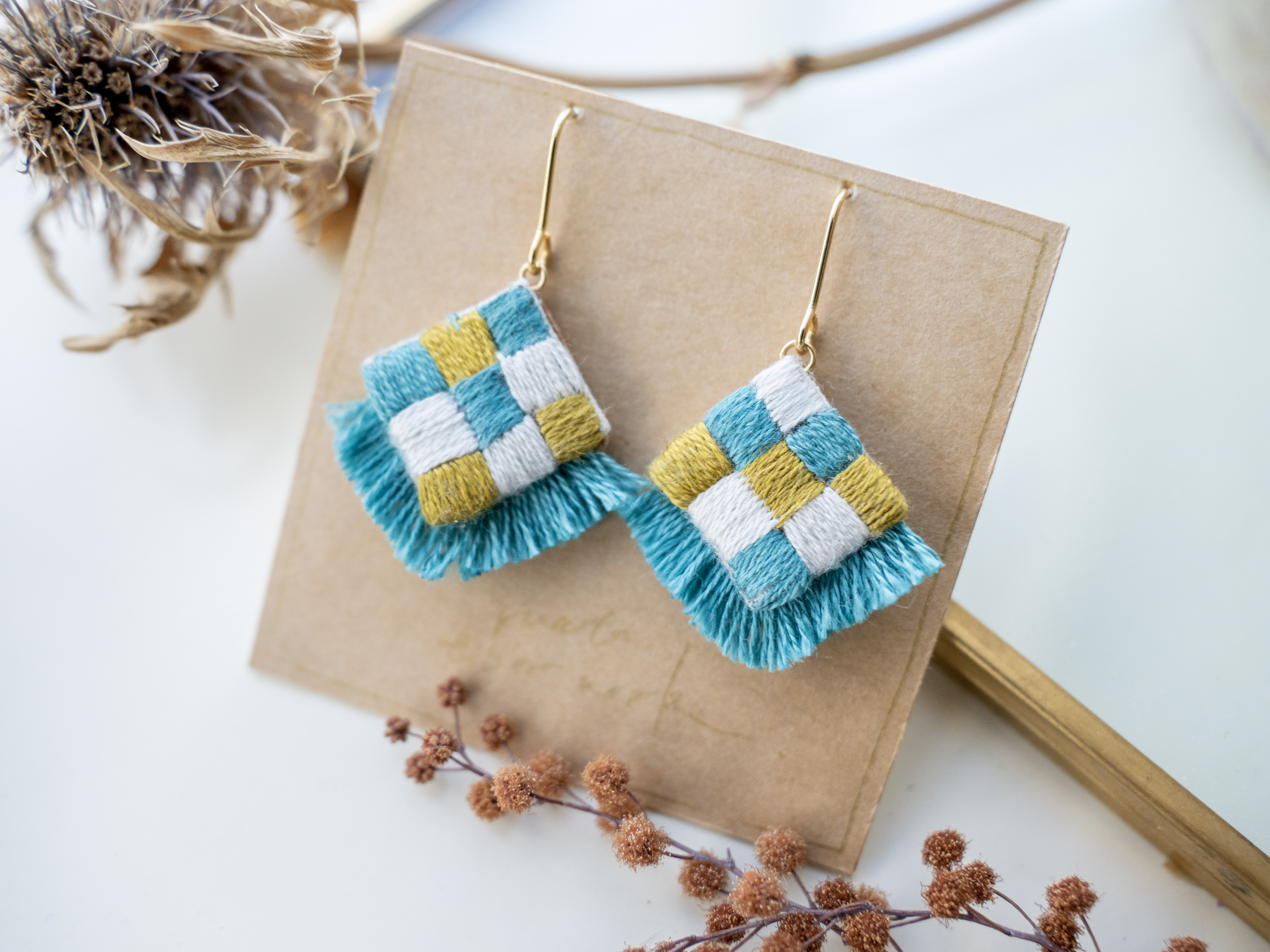 はじめての刺繍アクセサリー　～モザイク模様サテンステッチとフリンジ～の紹介画像1