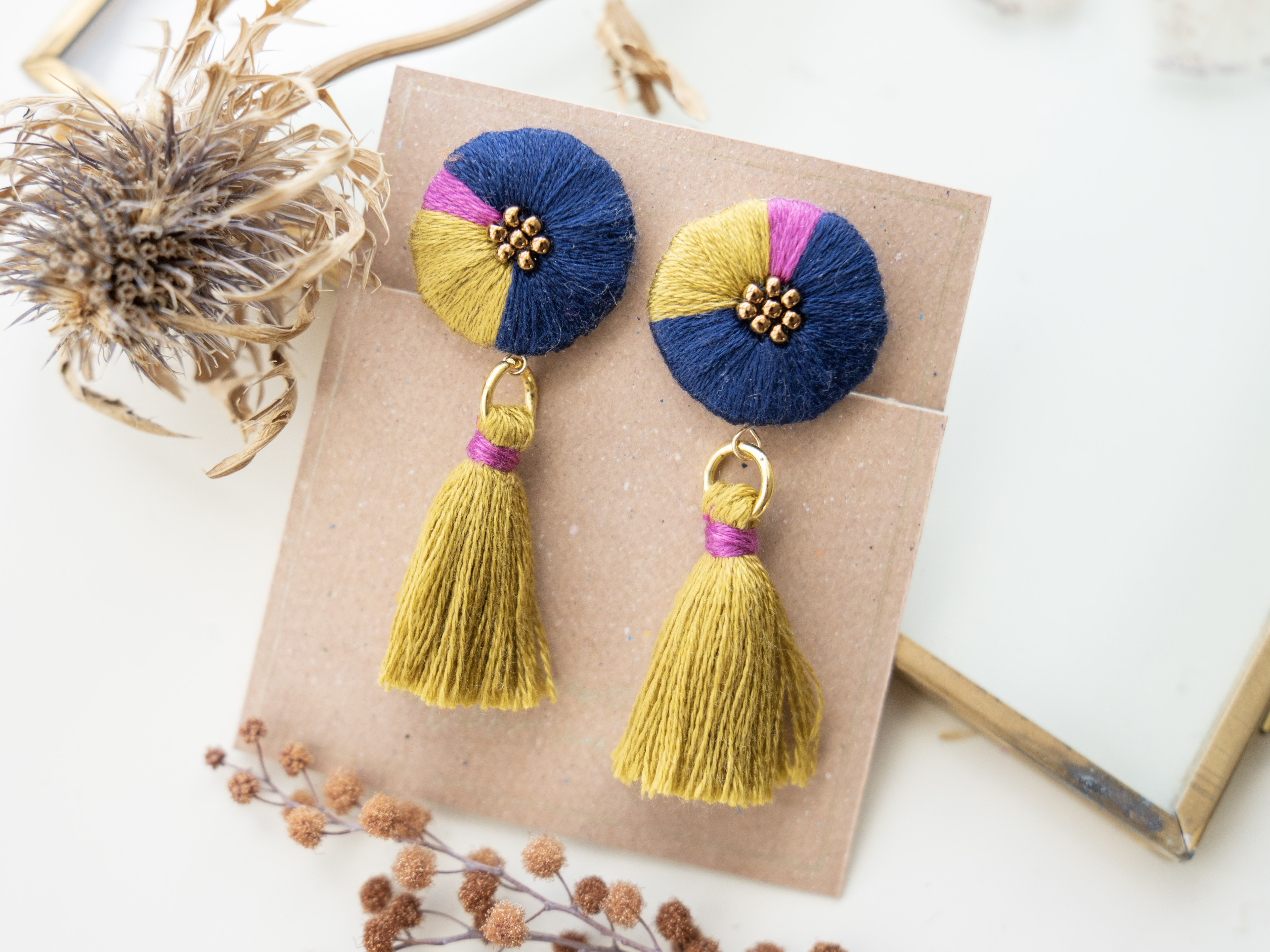 ･❖･刺繍耳飾り･❖･バイカラー刺繍イヤリング/ピアス　～サテンステッチとタッセル～の紹介画像2