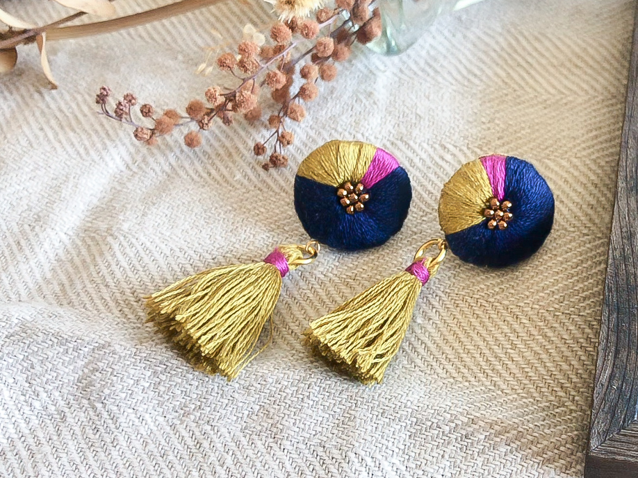･❖･刺繍耳飾り･❖･バイカラー刺繍イヤリング/ピアス　～サテンステッチとタッセル～の紹介画像3