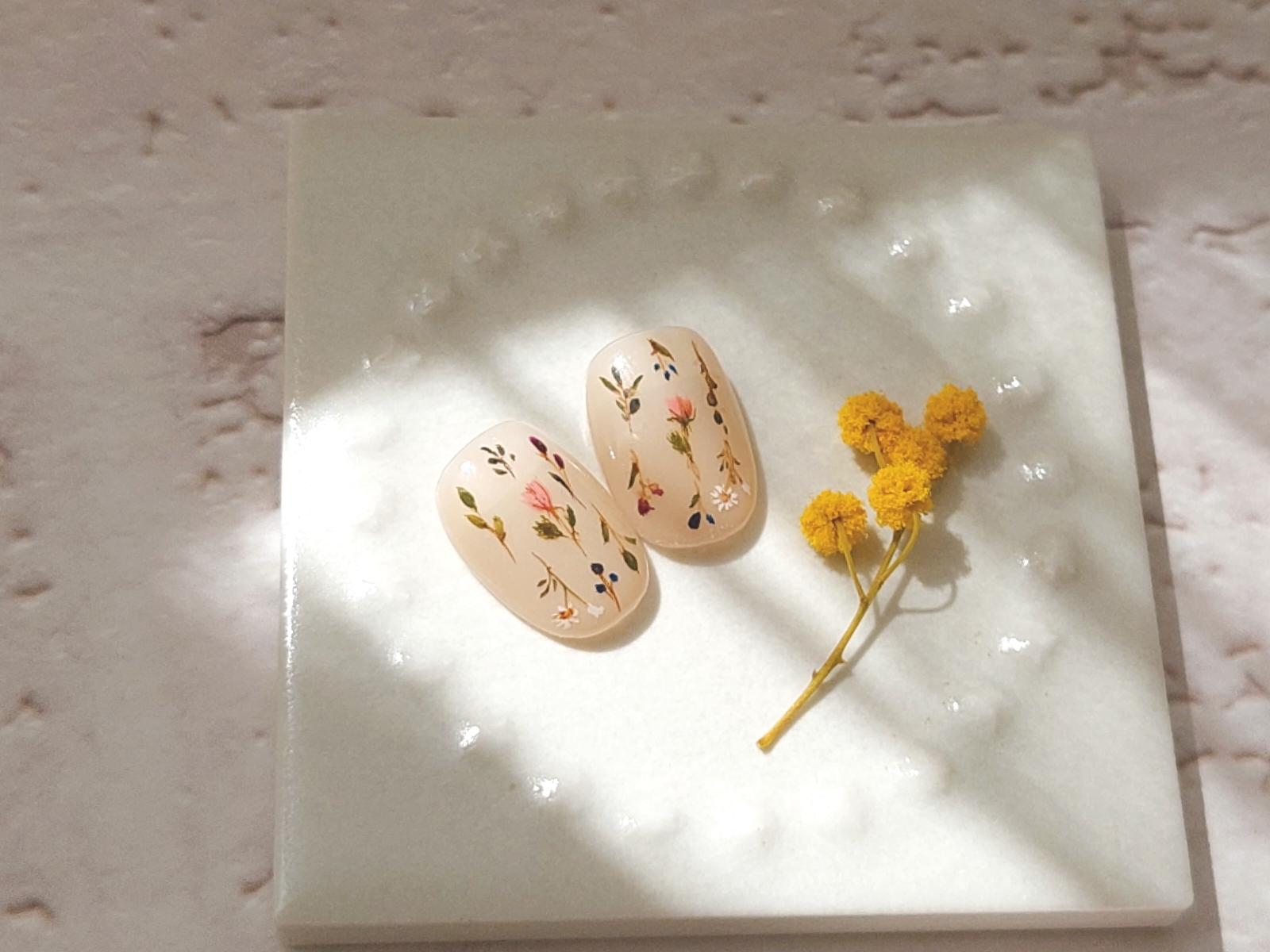 筆一本で描けるナチュラルなドライフラワーネイルの紹介画像1