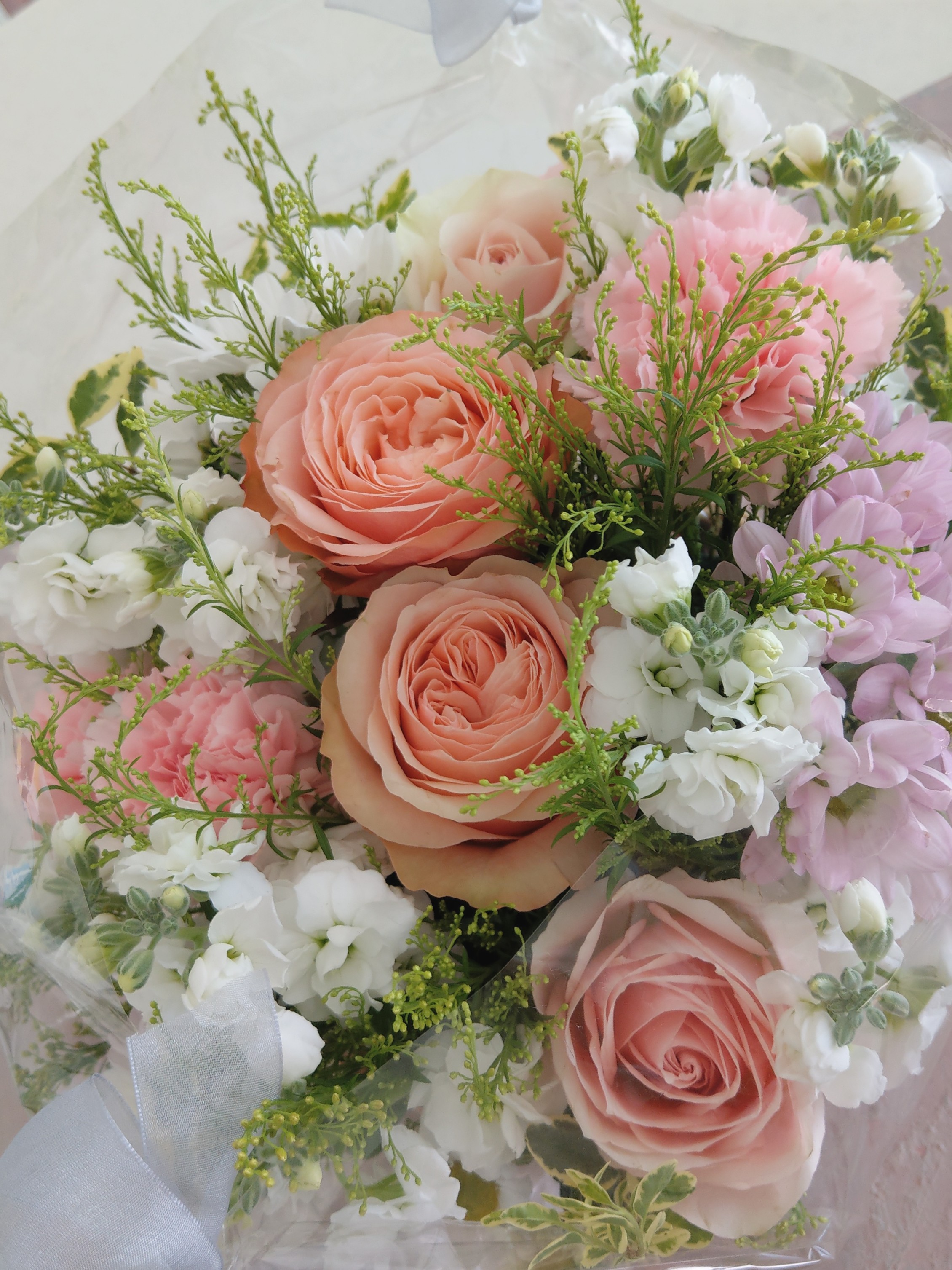 バラとカーネーションのふんわりバスケットアレンジの作り方の紹介画像1