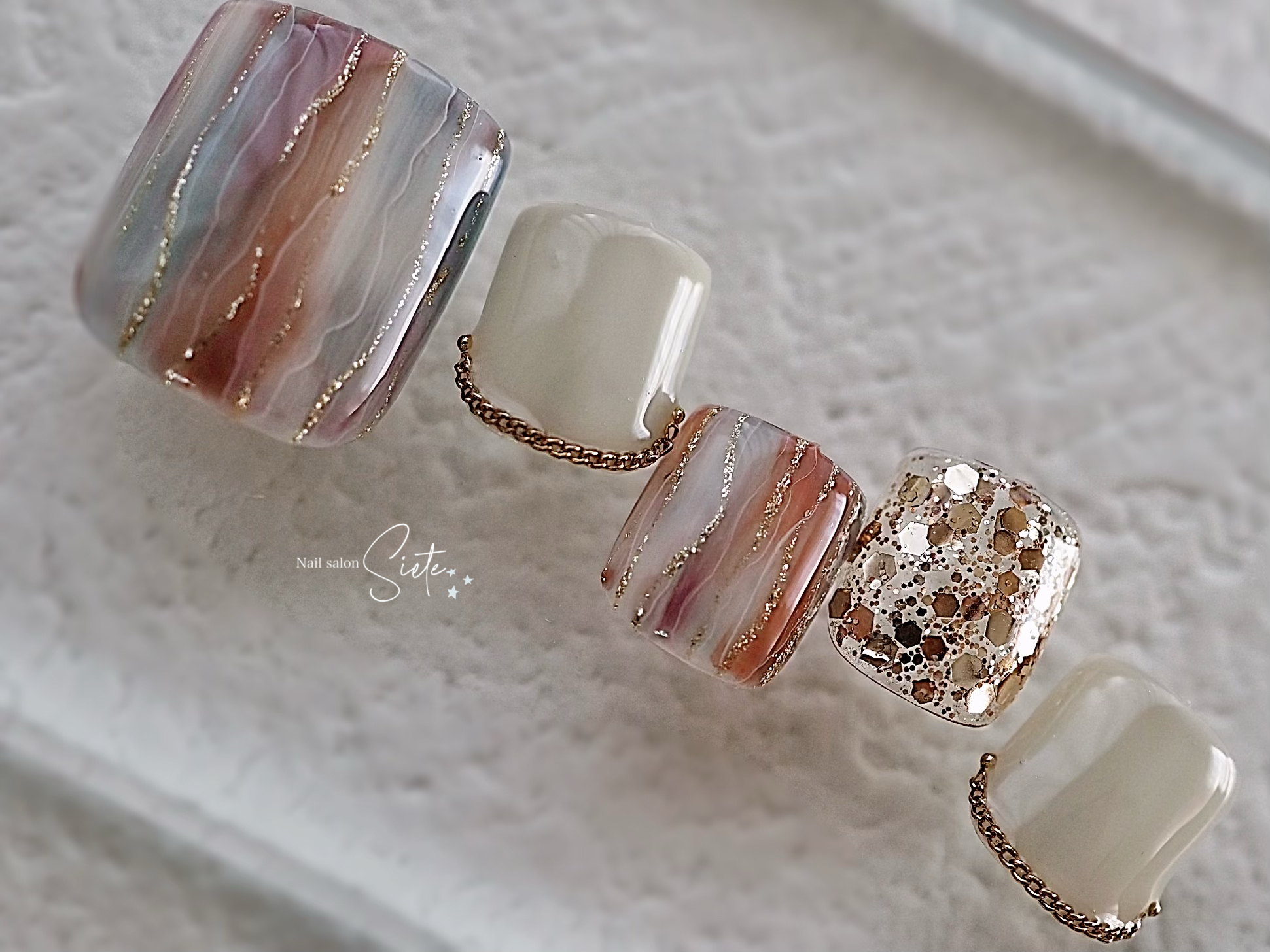 出番が少ない派手カラーが大人可愛く変身‼︎ニュアンスデザイン＋サブアート【Nuance stripe】の紹介画像1