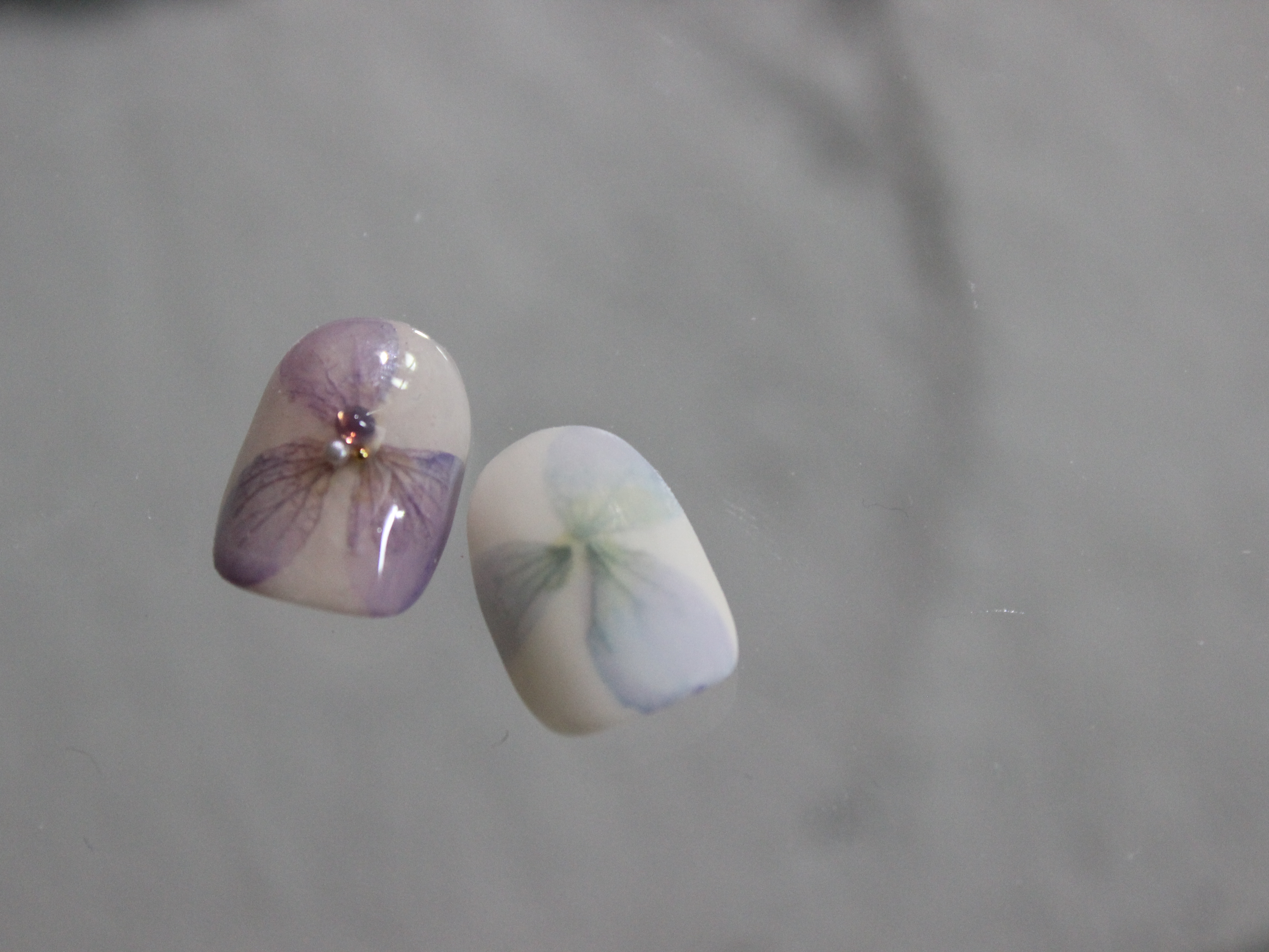 異素材を使ったリアルフラワーネイル【紫陽花petals】の作り方の紹介画像1