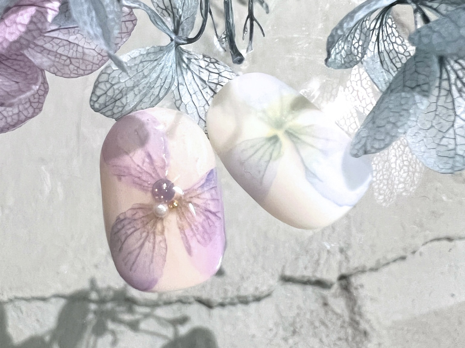 異素材を使ったリアルフラワーネイル【紫陽花petals】の作り方の紹介画像2
